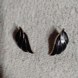 Black goldtone fan 🪭 post earrings